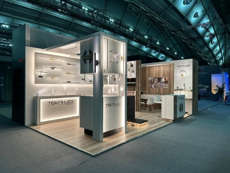 Modern exhibition stand design in Dubai UAE with custom structure and lighting